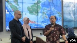 Kepala Pusat Data, Informasi, dan Hubungan Kemasyarakatan BNPB Sutopo Purwo Nugroho (kanan) dan Dr Etiene Turpin di MIT Urban Risk Lab (kiri) sedang memberikan penjelasan kepada wartawan mengenai aplikasi antisipasi banjir di kantor BNPB, Rabu (2/1). (Foto: VOA/Fathiyah)
