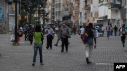 រូបឯកសារ៖ ពលរដ្ឋពាក់ម៉ាស់អំឡុងពេលដើរចេញនៅខាងក្រៅ នៅក្រុងការ៉ាកាស ប្រទេសវ៉េណេស៊ុយអេឡា កាលពីថ្ងៃទី១៤ ខែឧសភា ឆ្នាំ២០២០។ 