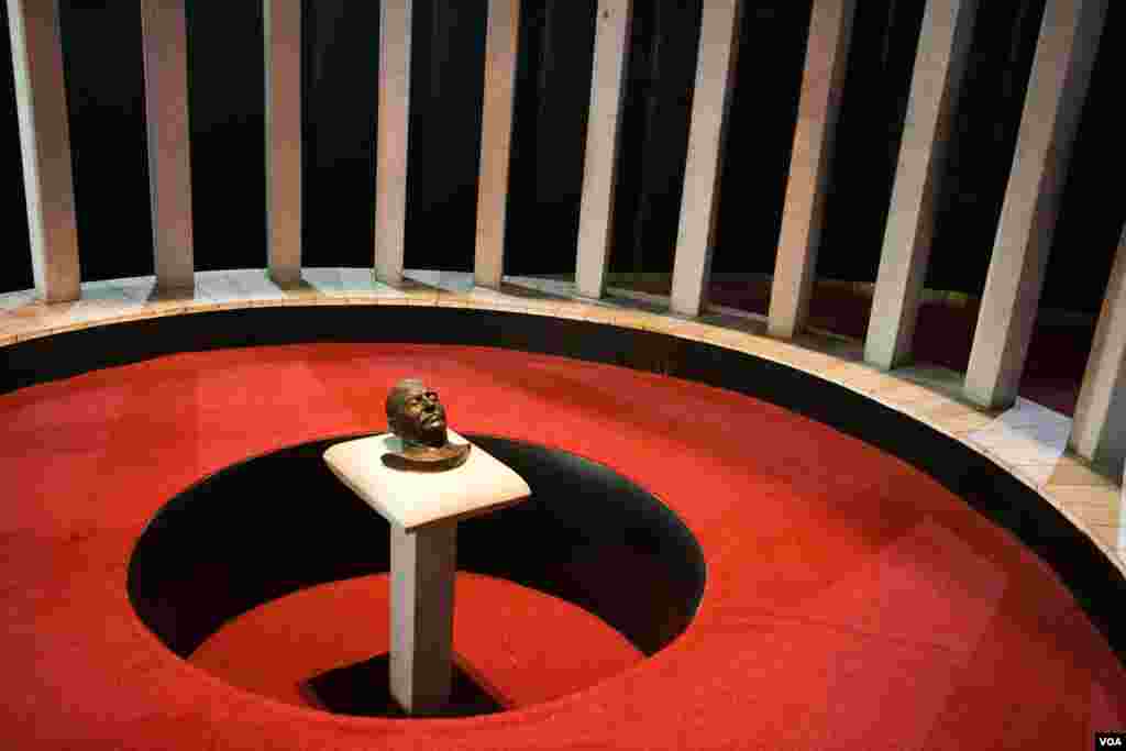 Stalinning o&#39;limidan so&#39;ng yuzidan olingan oxirgi niqob nusxasi.