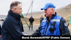Polşa prezidenti Andjey Duda (sol) Aİ-nin Ermənistandakı missiyasının Ermənistan-Azərbaycan sərhədi yaxınlığındakı müşahidə məntəqəsində olub