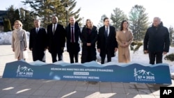 2025年3月13日左起: 欧盟外交政策负责人卡拉斯、日本外务大臣岩屋毅、英国外交大臣拉米、法国外交部长巴罗、加拿大外交部长乔利、美国国务卿卢比奥、德国外交部长贝尔伯克和意大利外交部长塔亚尼在加拿大魁北克省拉马尔贝举行的G7外长会议上合影。