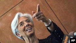 拉加德誓言服务组织“全体成员”。图为她6月9日在北京的法国使馆记者会上。