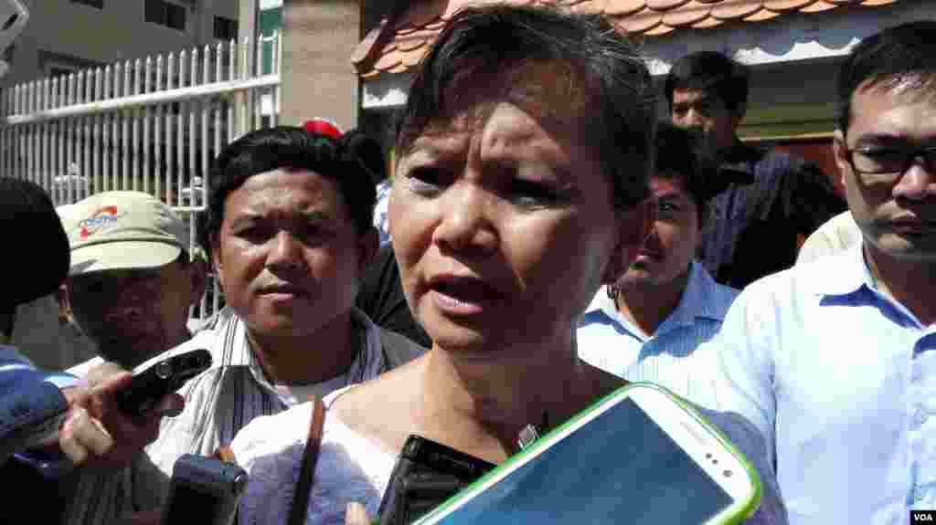 លោកស្រី មូរ សុខហួរ អ្នកតំណាងរាស្រ្ត​គណបក្ស​សង្គ្រោះជាតិ​បាន​ប្រាប់​ក្រុម​អ្នក​សារព័ត៌មាន​ថា គ្មាន​ច្បាប់​ណា​ដែល​ហាម​ឃាត់​អ្នក​តំណាងរាស្រ្ត​មិន​ឱ្យ​ចូលរួម​ស្តាប់​សវនាការ​ទេ។