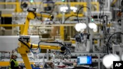 资料照片：佐治亚州道尔顿的韩华Q Cells太阳能工厂内的多关节机器人。（2023年10月16日）