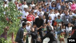 រូបឯកសារ៖ សិស្ស​និស្សិត​ អ្នក​រស់រាន​មានជិវិត​ពី​របប​ខ្មែរ​របប ព្រះសង្ឃ​​និង​សមាជិក​គណបក្ស​កាន់​អំណាច​ប្រជាជន​កម្ពុជា​ ជាង​១០០០​នាក់​ទស្សនា​ការ​សម្ដែង​ការ​ធ្វើ​ទារុណកម្ម​នៃ​របប​ប្រល័យ​ពូជសាសន៏​ប៉ុល ពត​នៅ​វាលពិឃាឌ​ជើង​ឯកនៃ​រាជធានី​ភ្នំពេញ​​នៅ​ថ្ងៃ​ទី​២០​ឧសភា ២០១៦​នេះ ដើម្បី​រំលឹក​ដល់​​វិញ្ញានក្ខ័ណ្ឌ​អ្នក​ដែល​ស្លាប់​នៅ​របប​ប្រល័យ​ពូជសាសន៏​ចាប់​ពី​ឆ្នាំ​១៩៧៥​ដល់​១៩៧៩​។ (ឡេង ឡែន/ VOA) 