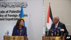 Menlu Swedia Ann Linde (kiri) dalam konferensi pers bersama Menlu Palestina Riad al-Malki di Ramallah, 19 Oktober 2021.