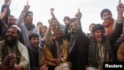 Penggemar Afghanistan menyaksikan piala dunia cricket 2015 antara Afghanistan dan Bangladesh di Kabul, 18 Februari 2015.