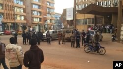 Les forces de sécurité se rassemblent près de l'hôtel attaqué pendant la nuit à Ouagadougou, samedi 16 janvier 2016. (AP Photo/Ludivine Laniepce )