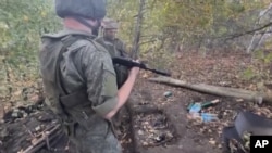 26일 러시아 쿠르스크 지역에서 작전을 수행 중인 러시아 군 공병들의 모습.