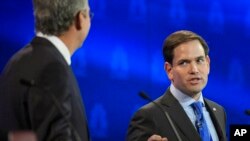 លោក Marco Rubio (រូប​ស្តាំ) និង​លោក Jeb Bush តទល់​គ្នា​ ក្នុង​ការ​ជជែក​ដេញ​ដោល​សម្រាប់​បេក្ខជន​ប្រធានាធិបតី​របស់​ទូរទស្សន៍ CNBC​ នៅ​សាកលវិទ្យាល័យ University of Colorado កាលពី​ថ្ងៃទី២៨ ខែតុលា ឆ្នាំ២០១៥។