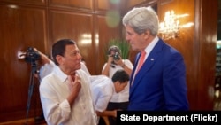 美国国务卿克里与菲律宾总统杜特尔特交谈