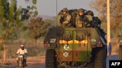 Des soldats français patrouillent dans Bamako, 15 janvier 2013.
