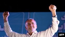 伊朗总统当选人佩泽什基安(Masoud Pezeshkian)发表声明表示，美国应该认识到伊朗不会屈服于压力；他并在声明中同时强调了伊朗与中国和俄罗斯的友谊。