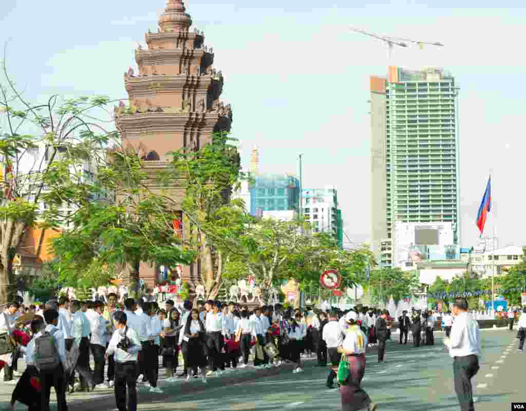 សិស្សានុសិស្ស​ឈរ​កាន់ផ្កា​ដើម្បី​អបអរ​ពិធី​បុណ្យឯករាជ្យ​ជាតិ​លើក​ទី​៦៥ នៅ​វិមាន​ឯករាជ​កាលពី​ព្រឹក​ថ្ងៃទី​០៩ វិច្ឆិកា២០១៨។(ទុំ ម្លិះ/VOA)