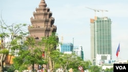 សិស្សានុសិស្ស​ឈរ​កាន់ផ្កា​ដើម្បី​អបអរ​ពិធី​បុណ្យឯករាជ្យ​ជាតិ​លើក​ទី​៦៥ នៅ​វិមាន​ឯករាជ​កាលពី​ព្រឹក​ថ្ងៃទី​០៩ វិច្ឆិកា២០១៨។(ទុំ ម្លិះ/VOA)