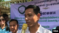 លោក ម៉ម រិទ្ធី ប្រធានសហព័ន្ធសហជីពវិស័យទេសចរណ៍ និងសេវាកម្មកម្ពុជា ថ្លែងទៅកាន់អ្នកសារព័ត៌មាន ក្នុងពេលប្រមូលផ្តុំដាក់ញត្តិសុំកំណត់ប្រាក់ខែគោលនៅក្រសួងការងារ រាជធានីភ្នំពេញ ថ្ងៃទី១៥ ខែកក្កដា ឆ្នាំ២០១៩។ (កាន់ វិច្ឆិកា/VOA)