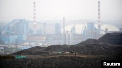 中国河南汝州一个煤矿堆积的低等级煤炭。（2021年11月4日）