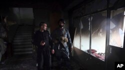 Personel keamanan Afghanistan memeriksa rumah ibadah Sikh, pasca serangan mematikan di Kabul, Afghanistan, Rabu, 25 Maret 2020. 