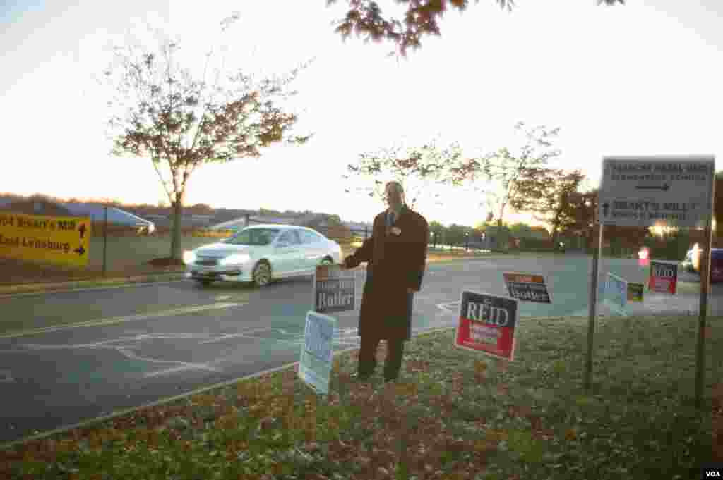 维吉尼亚州某投票站的工作人员