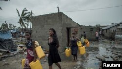 មនុស្ស​កំពុង​ត្រឡប់​មក​ភូមិ​ Praia Nova វិញ​បន្ទាប់​ពី​ព្យុះ Idai នៅទីក្រុង Beira ប្រទេស​ម៉ូសំប៊ិក កាល​ពី​ខែ​ថ្ងៃទី​១៧ មីនា ២០១៩។