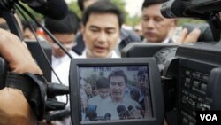 PM Thailand Abhisit Vejjajiva mengunjungi korban yang terluka di propinsi Surin, Thailand (27/4).