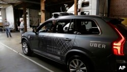 ARSIP – Foto yang diambil hari Selasa tanggal 13 Desember 2016 menunjukkan mobil swakemudi Uber yang diperagakan di sebuah garasi di San Fransisco (foto: AP Photo/Eric Risberg, Arsip)