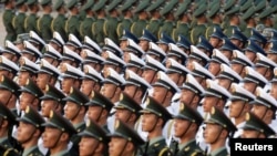 지난해 10월 중국 베이징의 톈안먼 광장에서 열린 국경절 70주년 기념식에서 중국인민해방군이 열을 지어 서 있다.