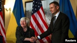 دیدار جنت یلن وزیر خزانه‌داری آمریکا و سرگئی مارچنکو وزیر دارایی اوکراین در حاشیه نشست سالانه صندوق بین‌المللی پول و بانک جهانی، در واشنگتن – ۲ آبان ۱۴۰۳