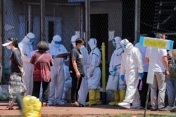 지난 14일 중국 베이징의 체육관에서 신종 코로나바이러스 감염 검사를 실시하고 있다.