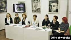 Učesnice tribine "Medijska slika nasilja prema ženama" u Kikindi (Foto: Pokret "Novi optimizam")