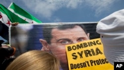 Salah satu papan yang dibawa oleh demonstran anti-perang di depan Gedung Putih, Sabtu (31/8).