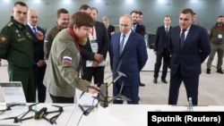 Presiden Rusia Vladimir Putin berkunjung ke fasilitas pembuatan drone di Pusat Teknologi Khusus di Saint Petersburg, Rusia, pada 19 September 2024. (Foto: Sputnik/Valery Sharifulin/Pool via Reuters)