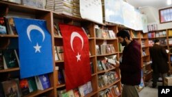 Turkiya va Sharqiy Turkiston bayroqlari osilgan kitob do'koni, Istanbul, Turkiya, 14-dekabr, 2017-yil.