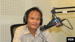 រូបឯកសារ៖ លោក ជា មុនី ចូលរួំកម្មវិធី​វិទ្យុ​«វេទិកា​អាស៊ាន‍» (Hello VOA) ក្នុង​​រាជធានី​ភ្នំពេញ ​កាល​ពី​ថ្ងៃ​ព្រហ្បតិ៍​ទី​២ ខែ​កក្កដា ឆ្នាំ​២០១៥។ (លឹម សុធី/VOA) 