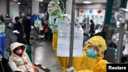3일 중국 후베이성 우한의 병원에서 의료 관계자가 보호 장비를 착용하고 있다. 