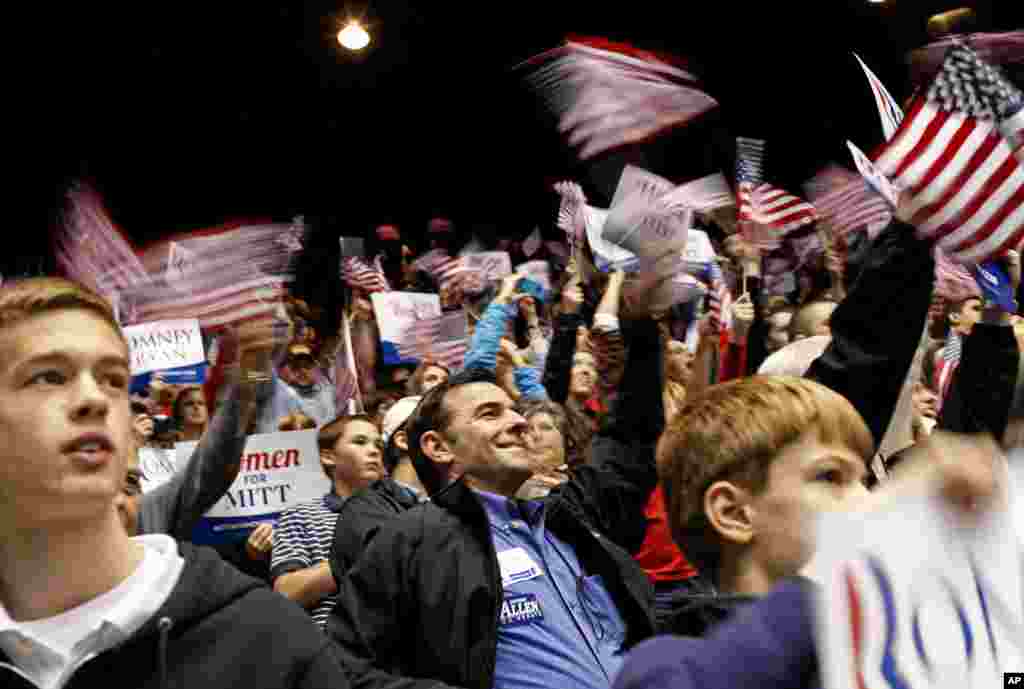 5일 미국 버지니아주 패어팩스에서 열린 공화당 대선 유세장에서 지지자들이 미트 롬니 후보의 연설에 환호하고 있다.