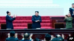 지난 4월 열린 최고인민회의에서 최룡해 국가체육지도위원장(오른쪽)이 김정은 북한 국방위 제1위원장(가운데)의 옆 자리에 앉았다. 