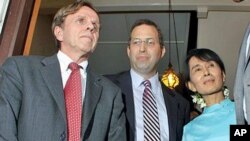 Burma democracy icon Aung San Suu Kyi (R), US special envoy to Myanmar Derek Mitchell (C), and US Assistant Secretary of State for Democracy, Human Rights and Labor Michael Posner meet the media after a meeting, in Rangoon, Burma, November 2011. (file pho