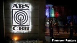 5일 필리핀 당국으로부터 방송 중단 명령이 내려진 필리핀 ABS-CBN 방송사 입구.