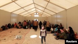 Para pengungsi Suriah mendaftarkan nama mereka setibanya di kemah penampungan pengungsi Al Zaatri di kota Mafraq, dekat perbatasan Suriah (Foto: dok). 