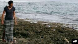 ARSIP – Foto yang diambil 8 November 2015 menunjukkan aktivis anti pemanasan global dan penyair Kathy Jetnil-Kijner berjalan di sepanjang pantai saat gelombang surut di Majuro Atoll di Kepulauan Marshall (foto: AP Photo/Rob Griffith, Arsip)