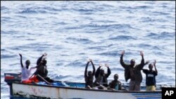 صومالی قزاقوں نے جلتے جہاز سے عملہ نکال کر یرغمال بنا لیا