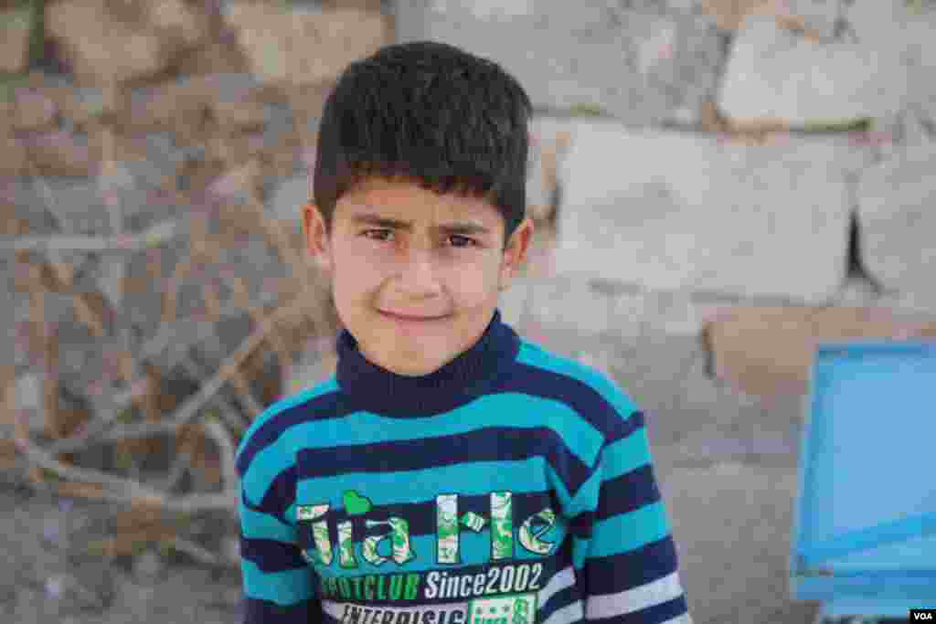 Only 30 families have returned to Sinjar, Iraq, since peshmerga soldiers captured the city a year ago. City services like running water and electricity are not available. Nov. 14, 2016. (H.Murdock/VOA)