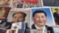 北京一个市场陈列的带有中国国家主席习近平和前共产党领袖毛泽东肖像的商品(2018年2月26日)。