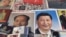2018年2月26日，北京一个市场陈列的中国国家主席习近平像和前共产党领袖毛泽东像。