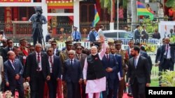 পোর্ট লুইসের চ্যাম্প দ্য মার্স’এ মরিশাসের ৫৭তম জাতীয় দিবস উপলক্ষ্যে দেশটিতে পৌঁছে ভারতের প্রধানমন্ত্রী নরেন্দ্র মোদী হাত নাড়াচ্ছেন। মরিশাস, ১২ মার্চ, ২০২৫। 