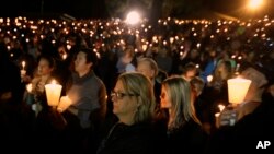 សមាជិក​នៃ​សហគមន៍​បាន​ប្រមូល​ផ្តុំ​គ្នា​ដើម្បី​កាន់ទុក្ខ​ឲ្យ​អ្នក​ស្លាប់​នៅ​ក្នុង​ការ​បាញ់​ប្រហារ​នៅ​សាកលវិទ្យាល័យ Umpqua Community College នៅ​ក្នុង​ក្រុង Roseburg រដ្ឋ Oregon កាលពី​ថ្ងៃទី១ ខែតុលា ឆ្នាំ២០១៥។