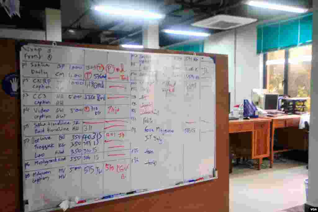 ការិយាល័យ​កាសែត​ The Cambodia Daily ក្រោយ​កាសែត​មួយ​នេះ​សម្រេច​ចិត្ត​បិទទ្វារ បន្ទាប់​ពី​ប្រតិបត្តិការ​បោះពុម្ភផ្សាយ​អស់​រយៈពេល​ ២៤ឆ្នាំ​និង​១៥ថ្ងៃ​ តាំងពី​ឆ្នាំ១៩៩៣​មក រាជធានីភ្នំពេញ​ នៅថ្ងៃទី៤ ខែកញ្ញា​ ឆ្នាំ២០១៧។  (ខាន់ សុគុំមនោ/VOA)