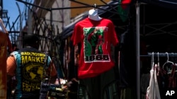 Un T-shirt faisant référence au "Juneteenth" en vente à Los Angeles, le vendredi 17 juin 2022. 