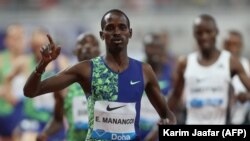 Le Kenyan Elijah Motonei Manangoi célèbre sa victoire au 1500m masculin lors de la compétition de la Diamond League de l'IAAF à Doha le 3 mai 2019.